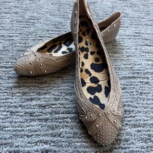Gianni Bini Women’s Tan Studded Flats Shoes 8M